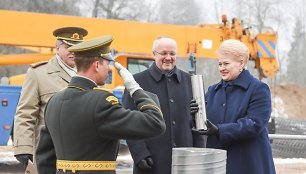 Dalia Gyrbauskaitė dalyvauja ilgojo nuotolio radaro statybos kapsulės įkasimo ceremonijoje.