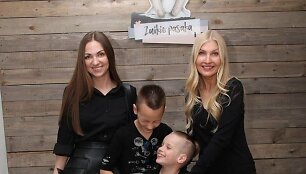 Airida Skrickienė su sūnumis ir Laura Remeikienė