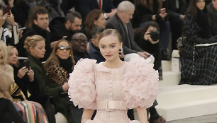 Lily Rose Depp vilki „Chanel“ 2017 m. pavasario-vasaros kolekcijos vestuvinę suknelę