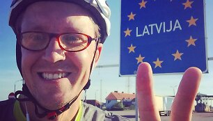 Aidas Jaru&scaron;aitis dviračiu keliauja Baltijos keliu