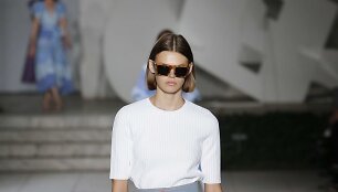 &bdquo;Carolina Herrera&ldquo; 2018 m. pavasario ir vasaros kolekcijos modelis