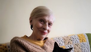 Elvyra Žebertavičiūtė su priglausta katyte Muse, 2022 m.