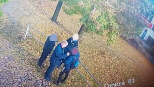 Saulius Rosteika, Vie&scaron;osios tvarkos skyriaus vyr. specialistas, pats nuvyko į nurodytą vietą ir pasikalbėjo su prane&scaron;ėjo nurodytais galimai vie&scaron;ąją tvarką pažeidinėjančiais asmenimis.