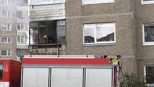 S.Neries gatvėje daugiabučio namo balkone užsidegė padangos
