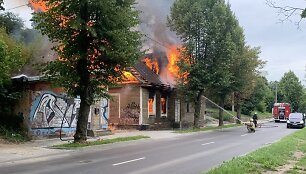 A.Kojelavičiaus g. dega namas