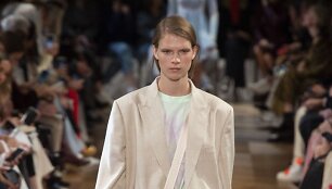 &bdquo;Stella McCartney&ldquo; 2019 m. pavasario ir vasaros kolekcijos modelis