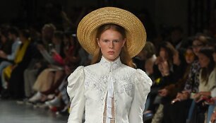 &bdquo;John Galliano&ldquo; 2019 m. pavasario ir vasaros kolekcijos modelis