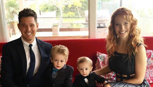 Michaelas Buble ir Luisana Lopilato su sūnumis Noah ir Elias