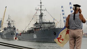Vyras žiūri Rusijos karinių laivų paradą