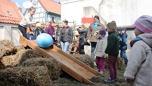 Milžiniškų kiaušinių ridenimas sudomino mažuosius klaipėdiečius.