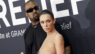 Kanye Westas su žmona Bianca Censori ant „Grammy“ raudonojo kilimo