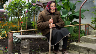 102 metų klaipėdietė Marijona Gricienė ne tik kasdien pluša „Šernų“ sodų bendrijoje, tačiau ir tvarko Klaipėdoje šalia daugiabučio namo esantį darželį – gražiai sudėliojo akmenukus, augina gėles.