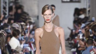 &bdquo;Max Mara&ldquo; 2018 m. pavasario ir vasaros kolekcijos modelis