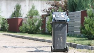 Nuo spalio 1-osios visiems Kaune gyvenantiems privačių valdų savininkams, nesudariusiems sutarčių su &bdquo;Kauno &scaron;vara&ldquo;, mokestis už buitinių atliekų i&scaron;vežimą bus skaičiuojamas pagal buto bendrą plotą. Apie tai gyventojai įspėti oficialiais lai&scaron;kais.