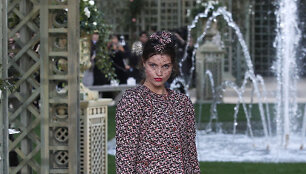 &bdquo;Chanel Haute Couture&ldquo; pavasario ir vasaros kolekcijos modelis 