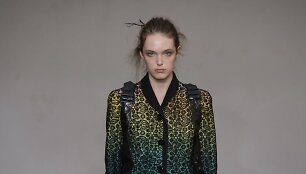 &bdquo;Olivier Theyskens&ldquo; 2019 m. pavasario ir vasaros kolekcijos modelis