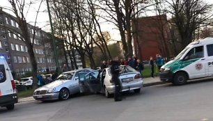 „Nissan“ vairuotojas, jau netekęs galimybės vairuoti, sukėlė eismo įvykį, kai taranavo pakelėje stovėjusį „Mercedes“.