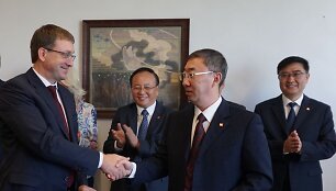 Susitarimą pasira&scaron;ę KTE generalinis direktorius ir &bdquo;Datang International Power Generation&ldquo; generalinis direktorius Gao Shaofeng