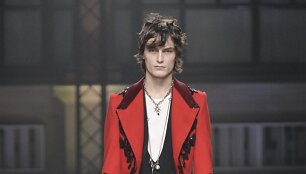 &bdquo;Alexander McQueen&ldquo; 2016 m. rudens-žiemos kolekcijos modelis