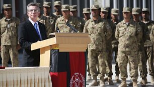 Vokietijos gynybos ministras Thomas de Maiziere bazės perdavimo ceremonijoje