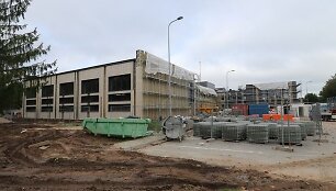 Vytauto gatvėje &scaron;iuo metu remontuojami pastatai, greta jų turėtų i&scaron;kilti baseinas, tačiau &scaron;iemet jo statybos vargu ar prasidės