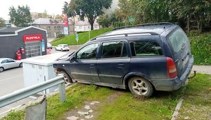 Kėdainių centre atitvarus pralaužęs „Opel“ markės automobilis pakibo ant šlaito