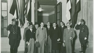 Baltijos Antantės konferencijos dalyviai Kauno geležinkelio stotyje 1937 m. I&scaron; kairės: antras &ndash; Latvijos užsienio reikalų ministras Vilhelmas Munteris, Lietuvos užsienio reikalų ministras Stasys Lozoraitis, Estijos užsienio reikalų viceministras Augustas Rei.