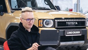 Rašytojas Tomas Dirgėla knygą kurs automobilių apsuptyje