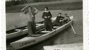 Jachtklubo nariai prie savo laivų