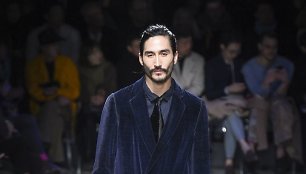 „Giorgio Armani“ 2019–2020 m. rudens ir žiemos kolekcijos modelis