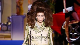 „Moschino“ 2019–2020 m. rudens ir žiemos kolekcijos modelis