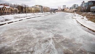 Pavasarinės šilumos tirpdomas ledas Neryje