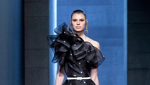 &bdquo;Elie Saab&ldquo; 2021&ndash;2022 m. rudens ir žiemos kolekcijos modelis