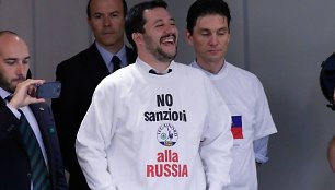 „Sankcijoms Rusijai – ne“, – skelbiama ant M.Salvini vilkimų marškinėlių