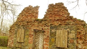 &Scaron;ateikų dvaro sodybos ledainės liekanos