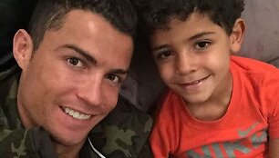 Cristiano Ronaldo su sūnumi Cristiano jaunesniuoju