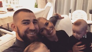 Jonas Valančiūnas su &scaron;eima