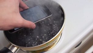 iPhone 6 dedamas į indą su verdančią Coca-Cola