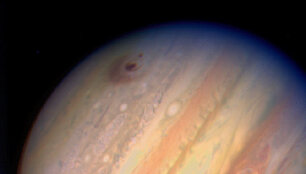 Susidūrimų pėdsakai Jupiterio pavir&scaron;iuje buvo matomi beveik metus. Wikipedia.com