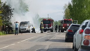 Internautai sukritikavo Kauno ugniagesių darbą gesinant degusį automobilį