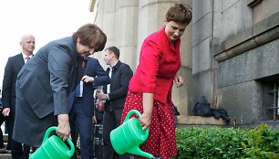 Laimdota Straujuma (kairėje)