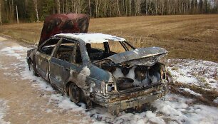 Varėnos rajone sudegęs &bdquo;VW Passat&ldquo;