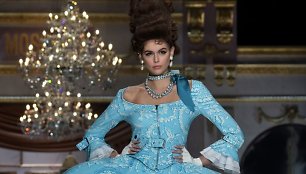 „Moschino“ 2020–2021 m. rudens ir žiemos kolekcija: Kaia Gerber