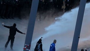 Kra&scaron;tutinių de&scaron;iniųjų susidūrimas su policininkais Kelne