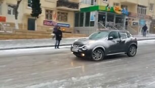 Baku gatvės virto čiuožykla