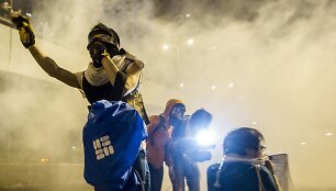 Honkonge protestuotojai buvo vaikomi panaudojus a&scaron;arines dujas.