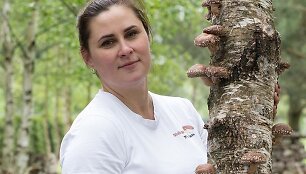 &bdquo;Savaitę mirkai, savaitę pjauni, dvi savaites nieko nedarai&ldquo;, &ndash; trumpai apie &scaron;itakio grybų auginimą pasakojo Renata Rimkienė.