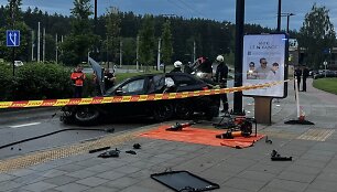 Vilniuje, Saulėtekyje, BMW rėžėsi į vie&scaron;ojo transporto stotelę