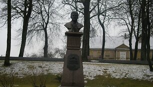 Paminklas M.Valančiui Varniuose