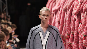 &bdquo;Henrik Vibskov&ldquo; 2017 m. pavasario-vasaros kolekcijos modelis